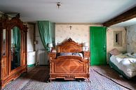 Verlaten Antieke Slaapkamer. van Roman Robroek - Foto's van Verlaten Gebouwen thumbnail