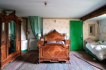 Verlaten Antieke Slaapkamer. van Roman Robroek - Foto's van Verlaten Gebouwen