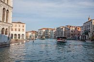 Oude panden en schepen op kanaal in oude centrum van Venetie, Italie van Joost Adriaanse thumbnail
