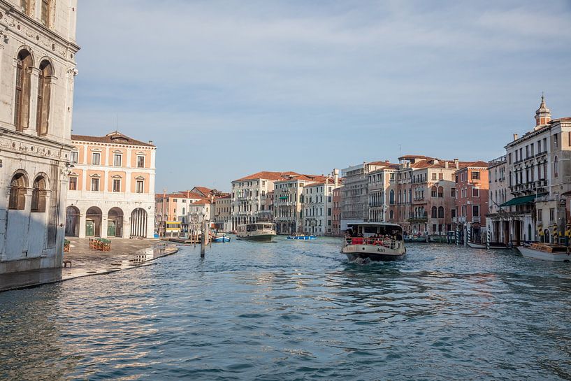 Oude panden en schepen op kanaal in oude centrum van Venetie, Italie van Joost Adriaanse