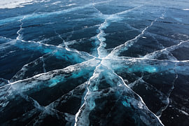 Gefrorener See – Eisrisse-Fotokunst in Tiefblau von Albert Klee