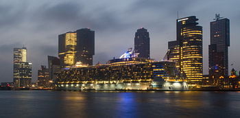 Oasis of the Seas in Rotterdam bij zonsopkomst