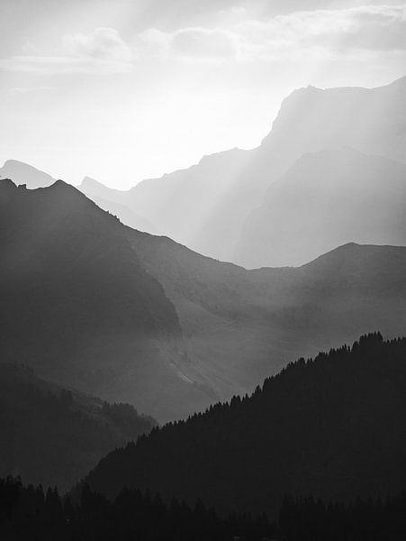 Lever de soleil sur les Alpes françaises - Noir et blanc par Joren van den Bos
