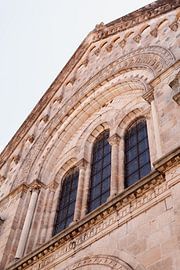 Classical church in the sun in southern France by Fotograaf Elise