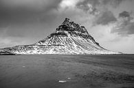 Dunkle Wolken über dem Kirjufell auf Island (Schwarz Weiß) von Sascha Kilmer Miniaturansicht