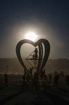 Burning Man  - Zonsondergang - Playa - hart van Annemarie Winkelhagen