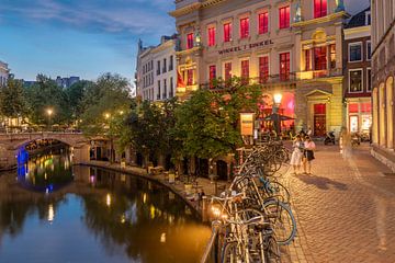 Ambiance de soirée à Utrecht Oudegracht Winkel van Sinkel et Hôtel de Ville sur Russcher Tekst & Beeld