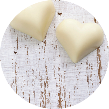 Twee witte chocolade harten op houten ondergrond van BeeldigBeeld Food & Lifestyle