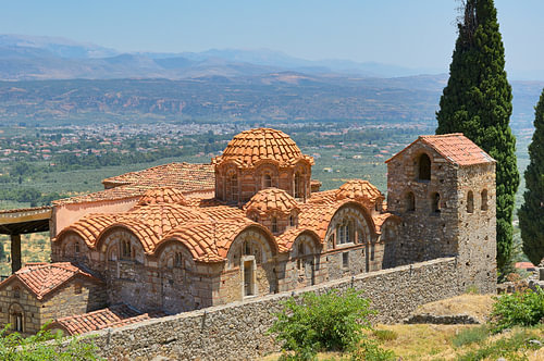 Toits d'églises byzantines et clocher à Mystras