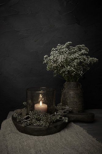 Nature morte pleine d'ambiance avec une bougie dans un photophore et des gypsophiles sur Mayra Fotografie