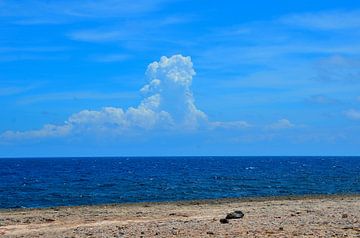Wolken en zee bij Playa Kanoa van Karel Frielink