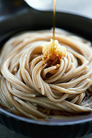 Soba-Soße übergießen von Gayane Nakada
