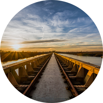 De Moerputtenbrug in Den Bosch tijdens de gouden zonsondergang van MS Fotografie | Marc van der Stelt