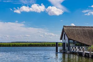 Schwimmendes Haus im Hafen von Wieck auf dem Fischland-Darß