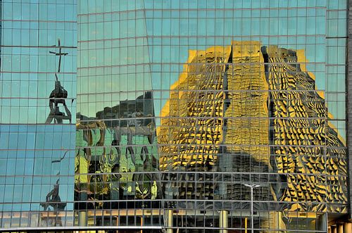 Miroir de la cathédrale dans les fenêtres de l'immeuble Rio de Janeiro