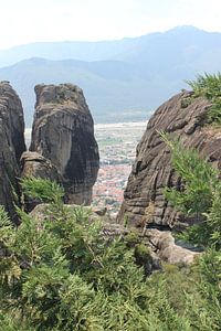 Meteora - Blick durch die Felsen auf Kalambaka