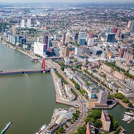 Rotterdam vanuit de lucht, met zijn prachtige architectuur en historie. van ByOnkruud