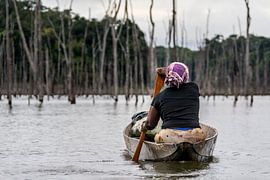 Maroon Frau auf dem Brokopondo Stausee. von Ton de Koning