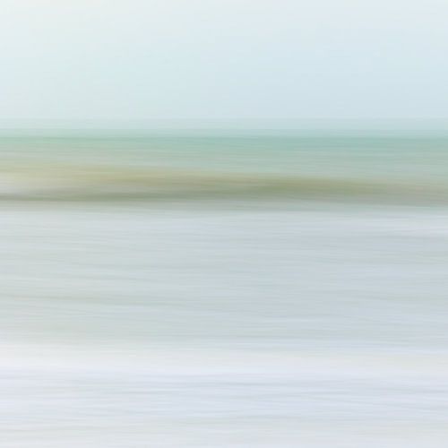 Zen. Dit beeld van de golven van de Noordzee in het zachte ochtendlicht, geschoten met een lange sluitertijd en intentionele beweging, geeft een zen gevoel
