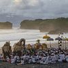 Melasti-Zeremonie am Strand von Bali bei Sonnenuntergang von Minimalistic Travel Photography by.Rieneke