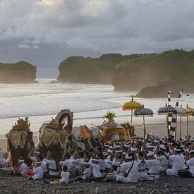 Melasti-Zeremonie am Strand von Bali bei Sonnenuntergang von Minimalistic Travel Photography by.Rieneke