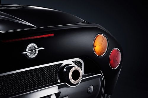 Partie arrière de la Spyker C8 Spyder avec emblème d'hélice