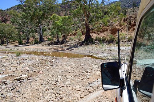 De rivierbedding oversteken in de Brachina-kloof