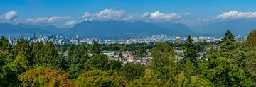 Panorama van Vancouver met bergen op de achtergrond van Hans-Heinrich Runge