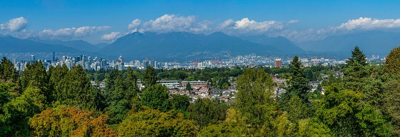 Panorama van Vancouver met bergen op de achtergrond van Hans-Heinrich Runge