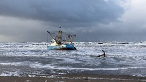 Shrimp cutter stranded in Zandvoort by Cobi de Jong