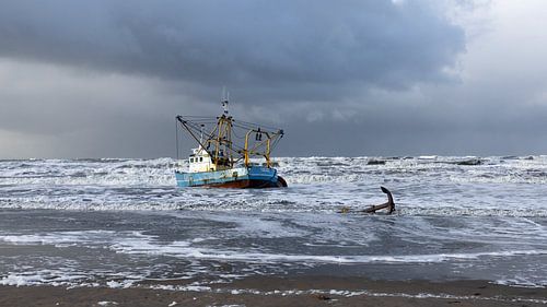 Garnalenkotter IJ22 op het strand in Zandvoort