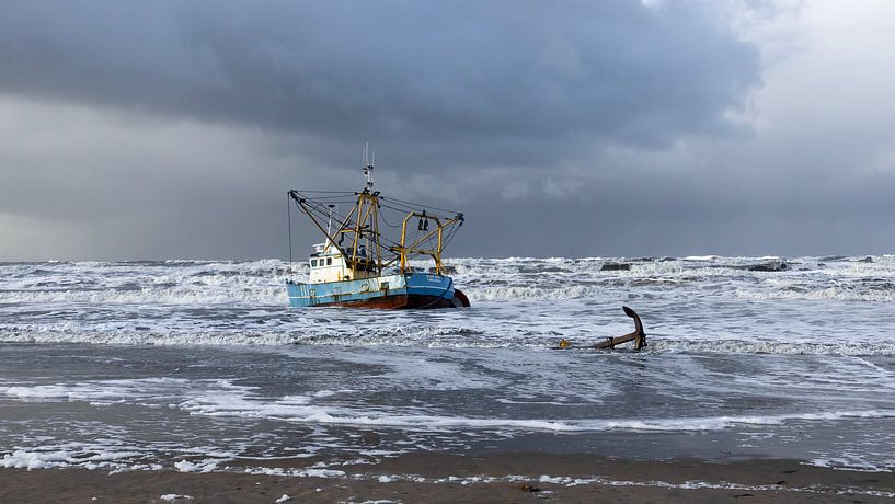 Garnalenkotter IJ22 op het strand in Zandvoort van Cobi de Jong