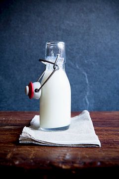 SF12274850 Stilleben mit Milchflasche auf Holztisch von BeeldigBeeld Food & Lifestyle