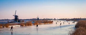 Schaatsers in Hollands Landschap van Menno van der Haven