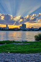 Coucher de soleil à Cologne avec ciel bleu et rayons de soleil