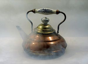 Vieille chaudière en cuivre enveloppée de vapeur