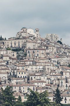 Vue d'un beau village de montagne en Italie