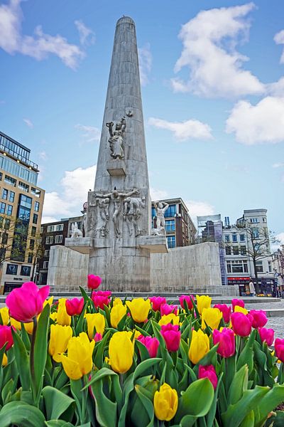 Nationaldenkmal auf dem Dam-Platz im Frühling mit blühenden Tulpen von Eye on You