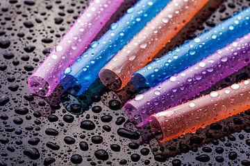 kleurrijke rietjes met waterparels van Jürgen Wiesler