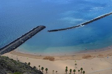 Teneriffas Aushängeschild Playa de Las Teresitas aus der Höhe