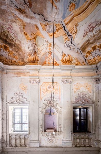 Verlassenes Treppenhaus mit Fresko. von Roman Robroek