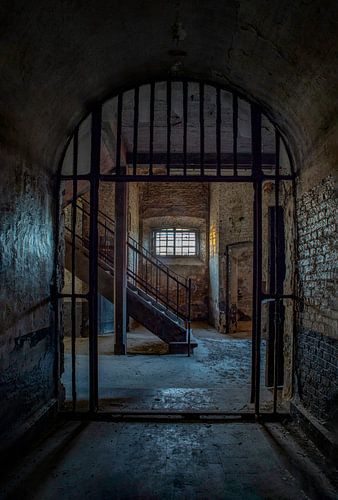 Trappenhuis in een verlaten gevangenis