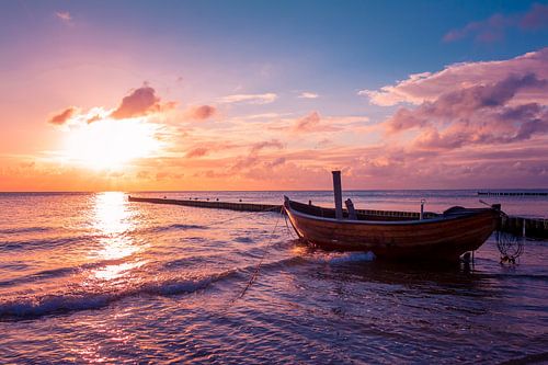 Holzfischerboot am Strand während der Dämmerung