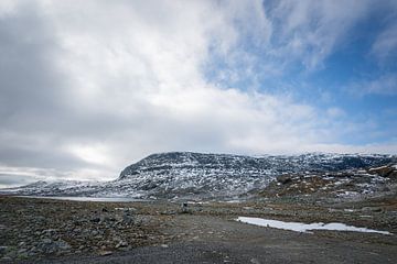 Sneeuw op de bergen in Noorwegen van Mickéle Godderis