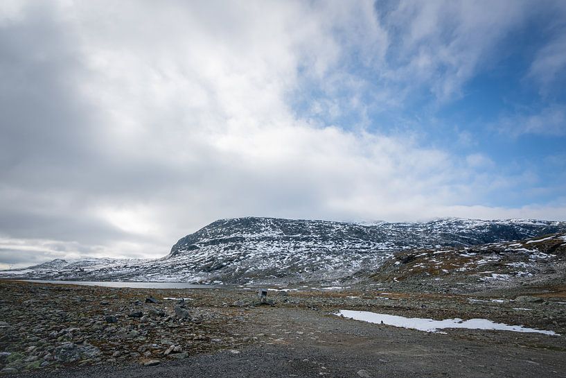 La neige sur les montagnes en Norvège par Mickéle Godderis