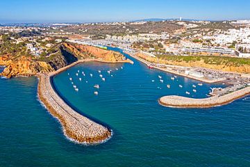 Luchtfoto van de haven van Albufeira in de Algarve Portugal van Eye on You