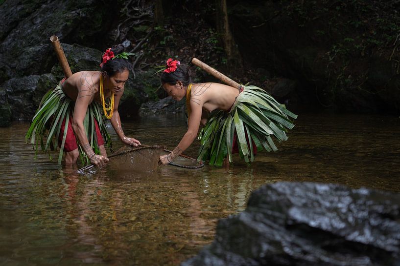 Pêcher à la manière de la tribu Mentawai par Anges van der Logt