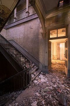 Zerfallene Treppe in portugiesischer Villa Stadterkundung von dafne Op 't Eijnde