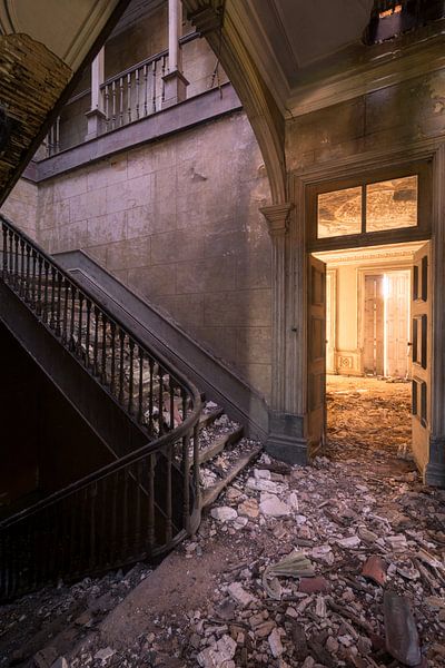 Zerfallene Treppe in portugiesischer Villa Stadterkundung von Dafne Op 't Eijnde