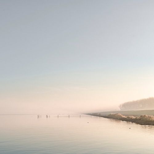 Het IJsselmeer achter de dijk. van Alie Ekkelenkamp